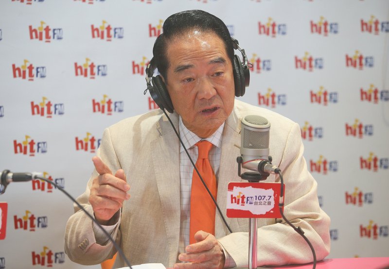 People First Party candidate criticizes KMT rival and DPP