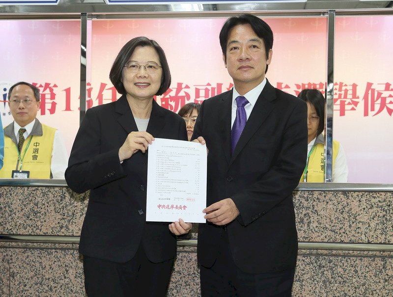 VIDEO: President Tsai registers candidacy for presidential race