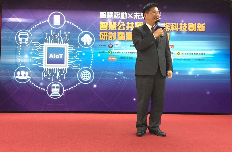 Transportation minister calls for development of smart public transit