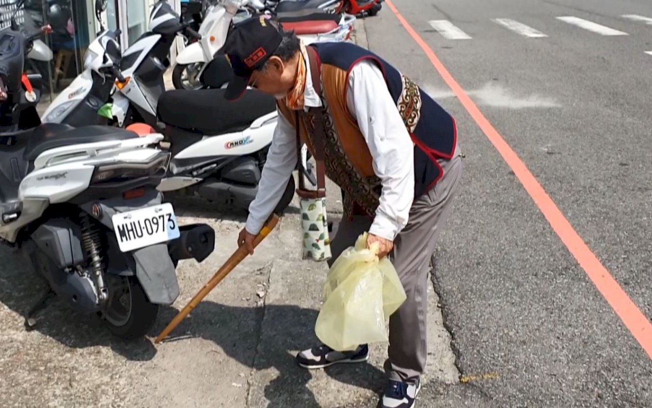 VIDEO: Senior citizen spends retirement picking up Taiwan’s litter