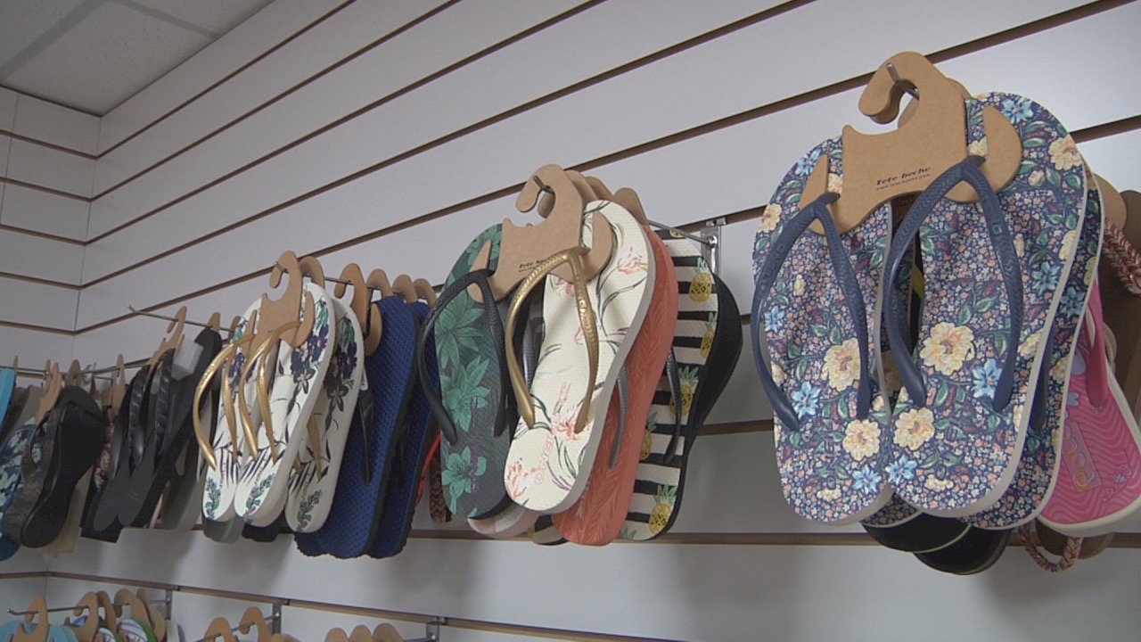 VIDEO:Custom-made flip-flops a niche market for Changhua shoemakers
