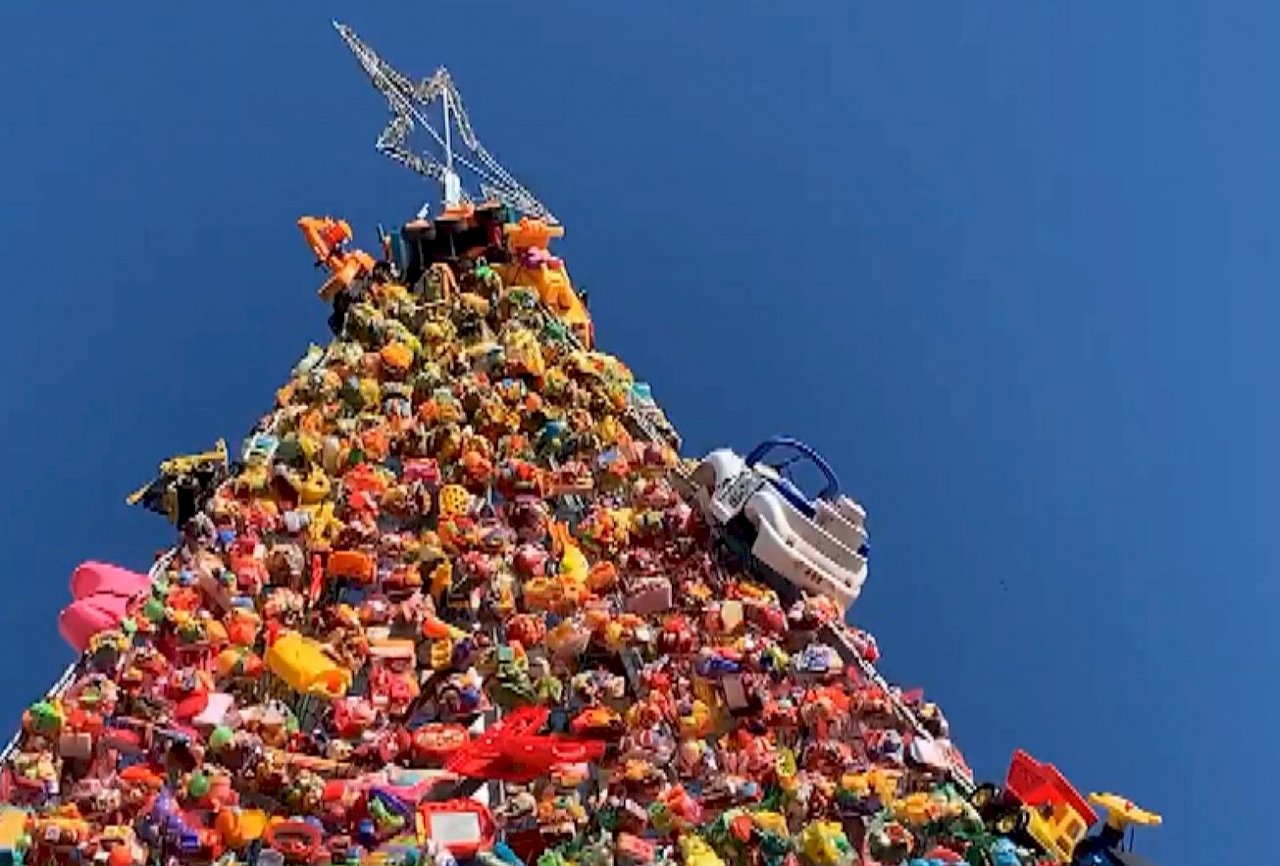 VIDEO: Puli builds Christmas tree made with used toys