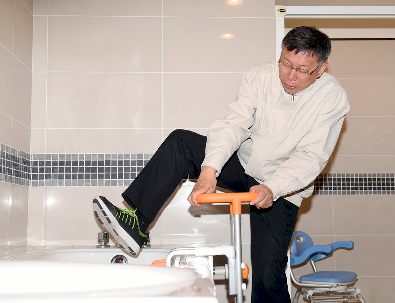 Mayor Ko steps into a tub