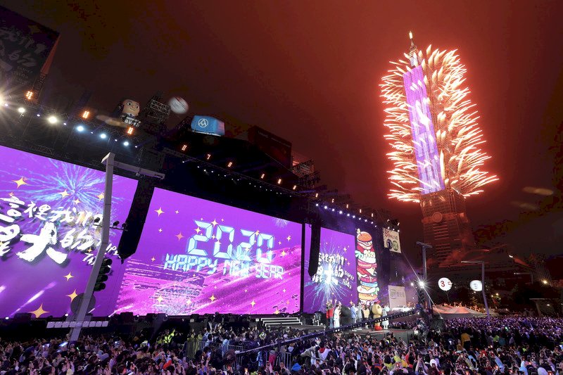 Taipei 101 rings in the New Year with 16,000 fireworks