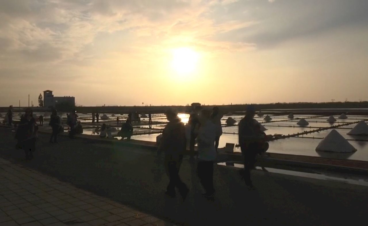 VIDEO:Tainan salt field visitors treated to breathtaking final sunset of 2019