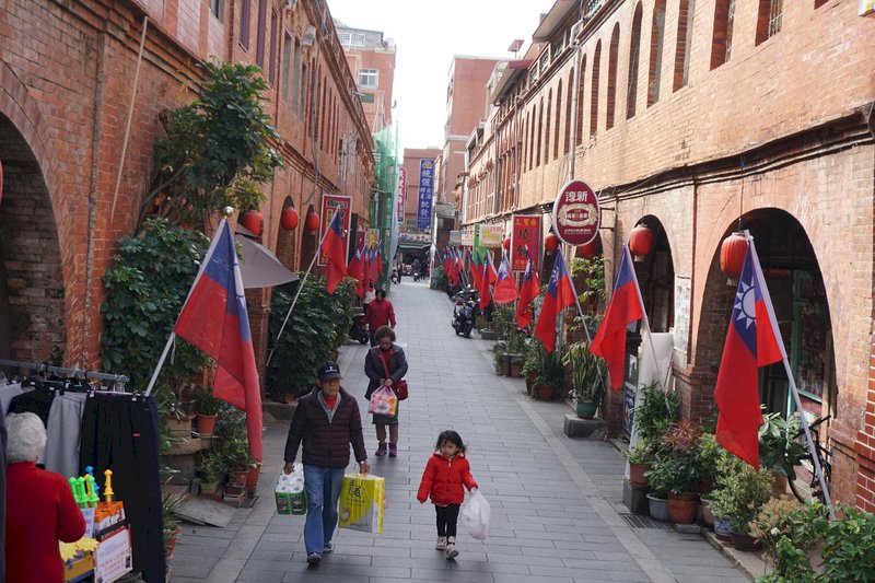 Kinmen resident removes PRC flags in fear of legal repercussion