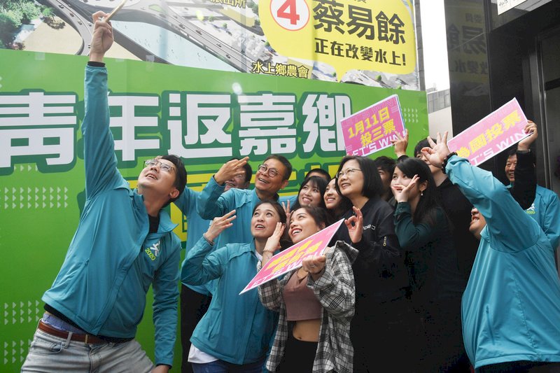 Tsai urges young people to defend Taiwan’s future at the ballot box