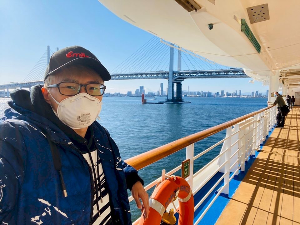 Passengers begin disembarking Diamond Princess