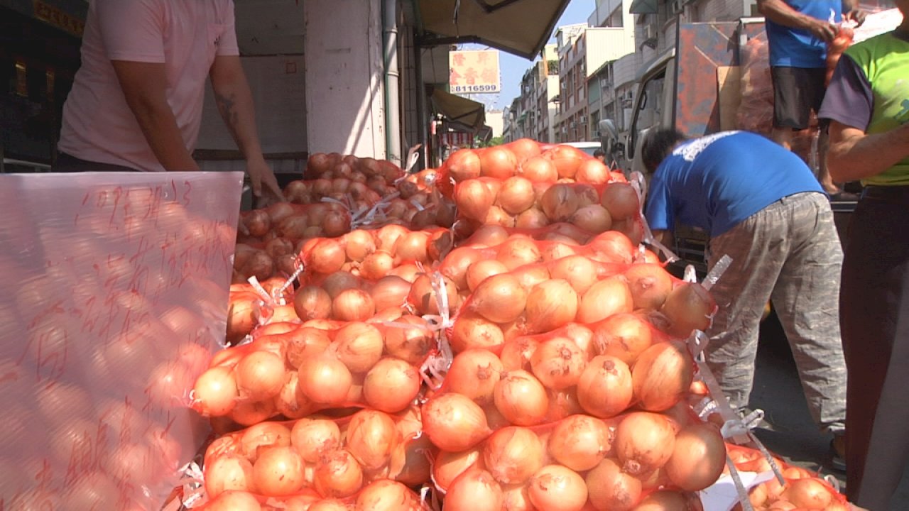 VIDEO: Borough chief buys onions to help neighbors stay healthy