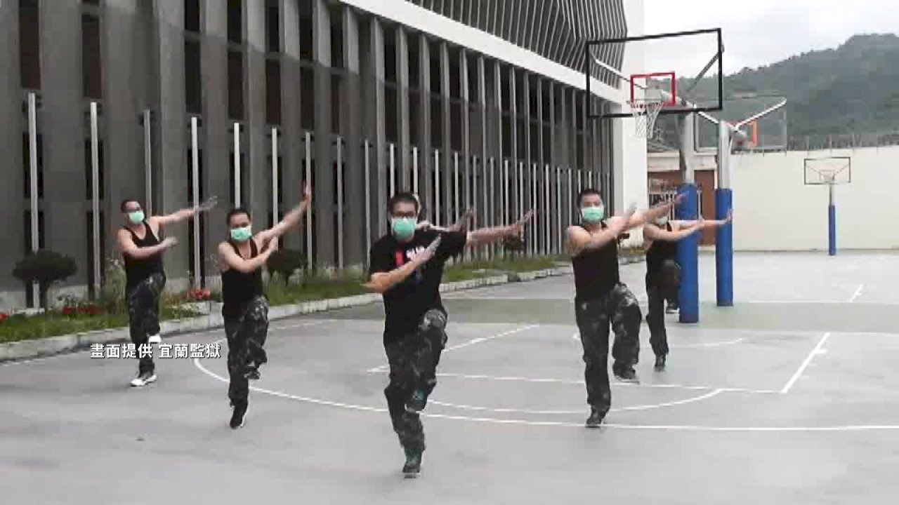 VIDEO: Inmates do exercise to boost immune systems amid COVID-19 crisis