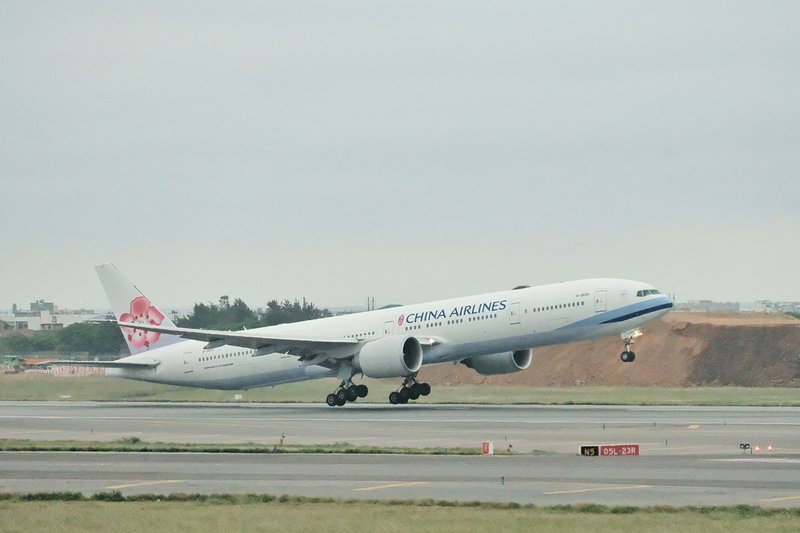 Legislature passes bill on name of Taiwan’s flag carrier