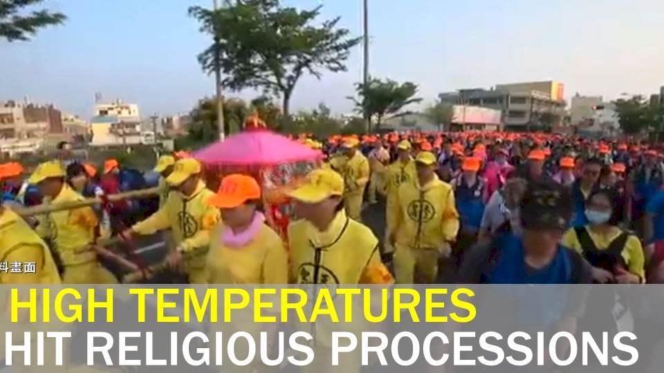 Video: Pilgrimage honoring sea goddess hit by high temperatures
