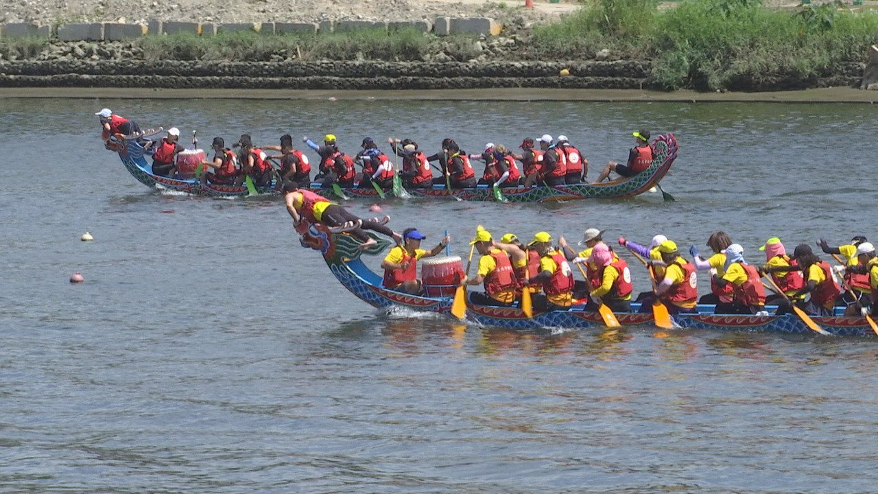 Video: COVID-19 fails to put a damper on Taipei’s dragon boat races