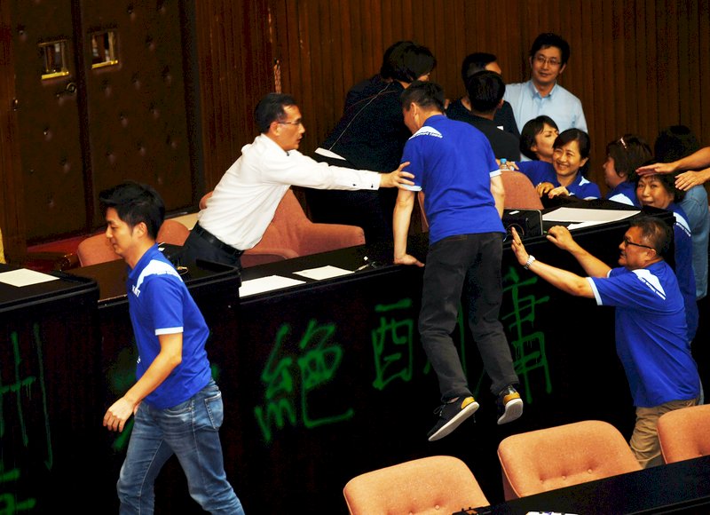 Legislature opens special session after KMT protests