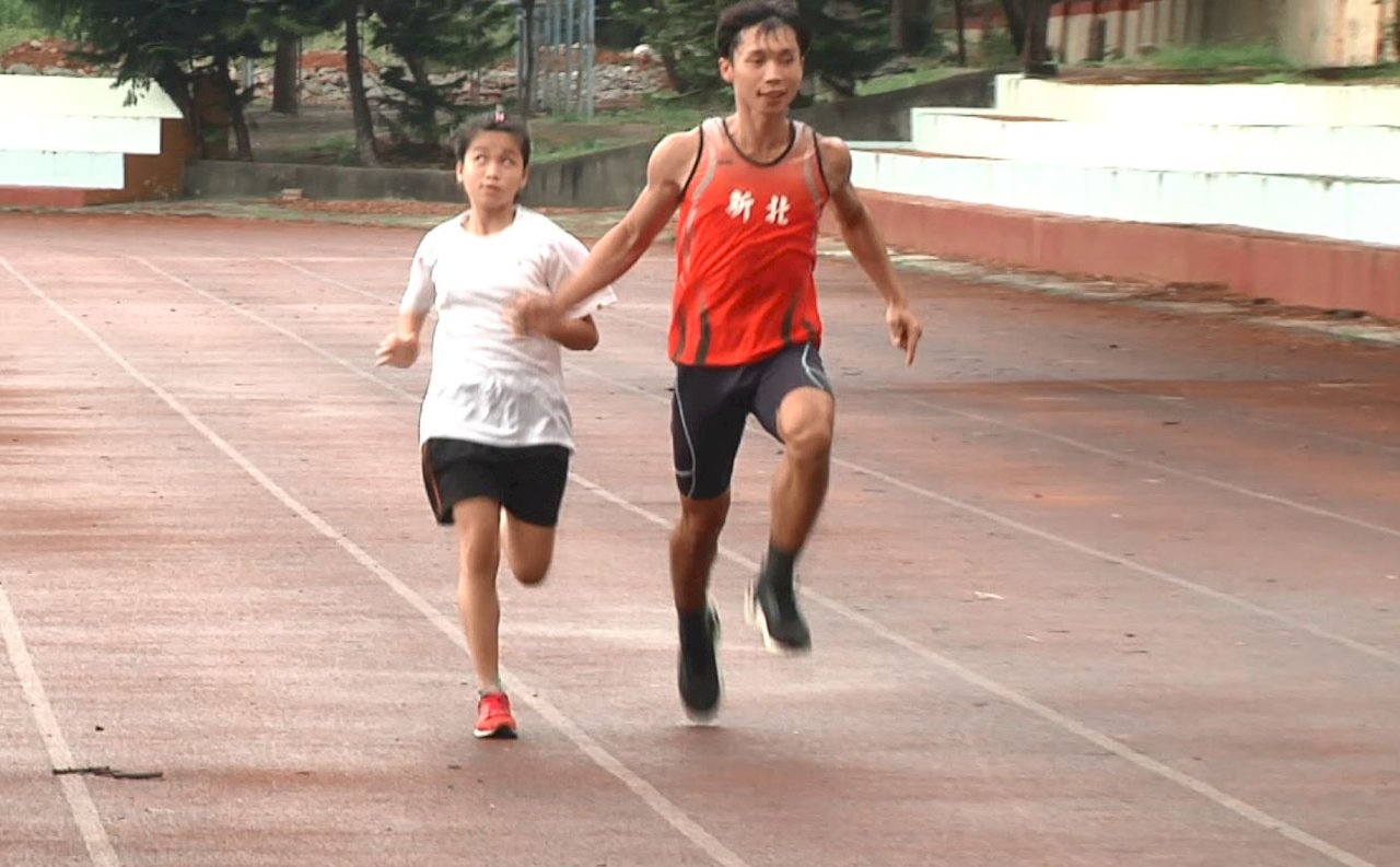 Blind girl prepares to become professional track runner