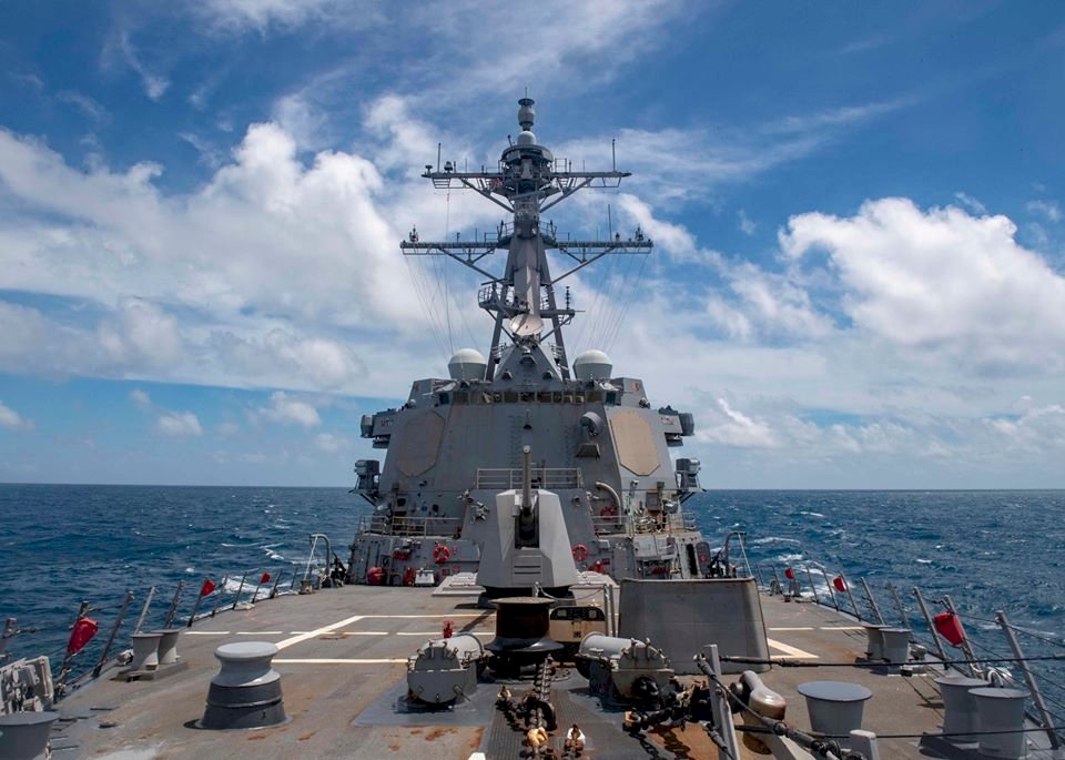 US warship passes through Taiwan Strait