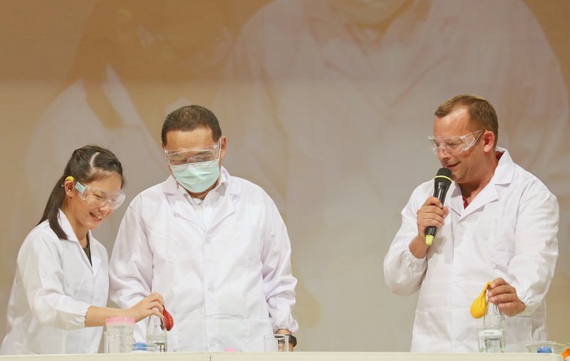 New Taipei City mayor aims to put bilingual program in schools