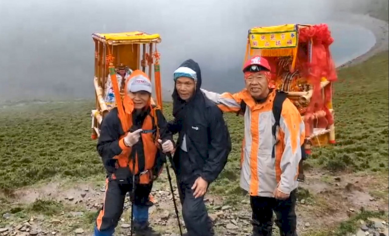 Video: Devotees carry the gods with them on hike to remote lake