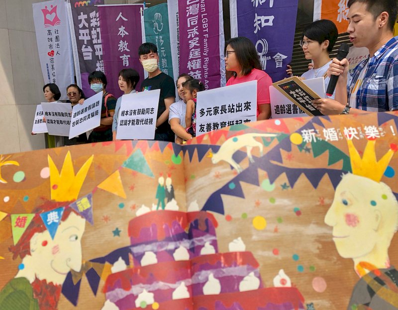 Civic groups clash over Education Ministry’s book recommendation