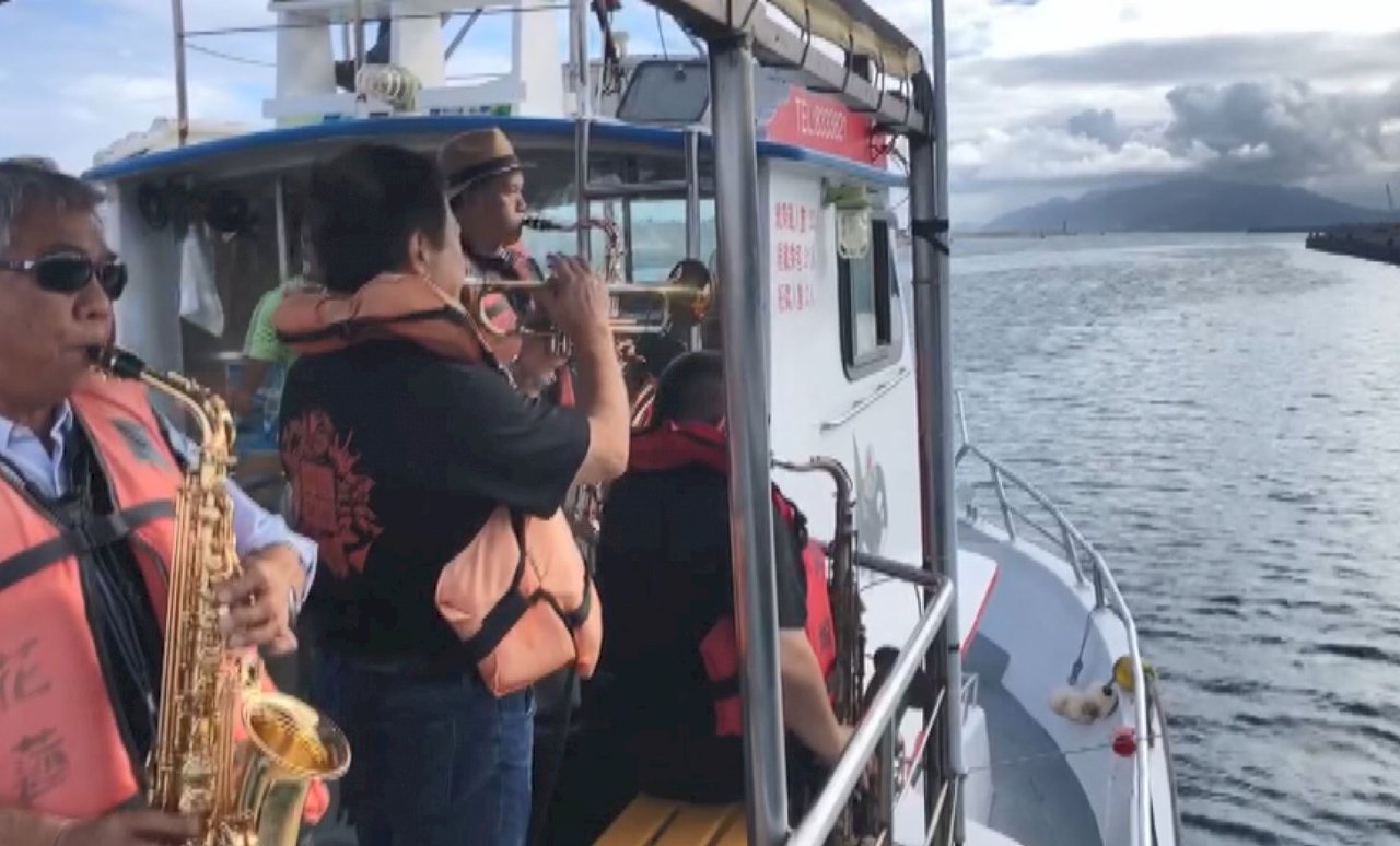 VIDEO: Live performance on whale-watching boats a big surprise