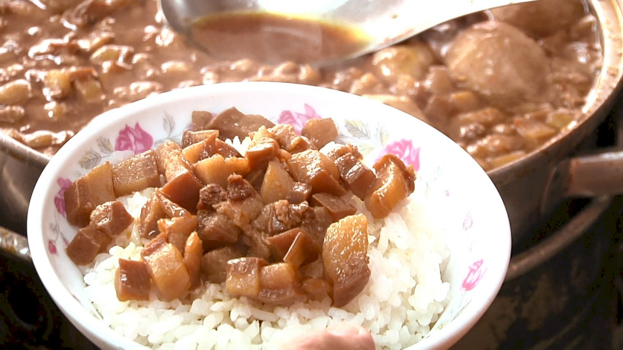 VIDEO: City mayors argue over the best marinated pork dish