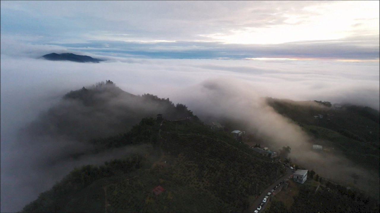 Video: Autumn winds bring spectacular “cloud waterfall” to Nantou