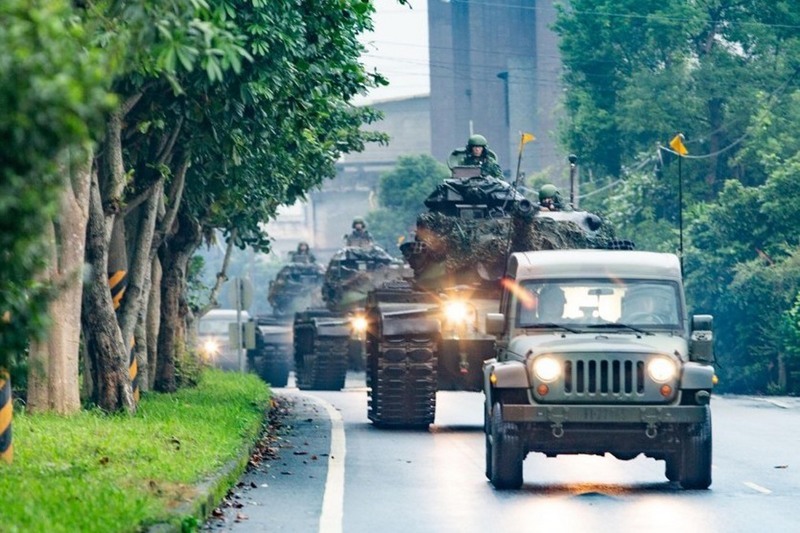 VIDEO: Tanks spotted in Kaohsiung streets