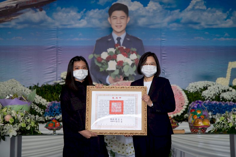 President Tsai honors F-5E fighter pilot Chu Kuan-meng
