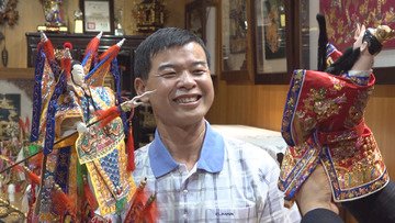 VIDEO: Local plumber boasts a collection of over 200 glove puppets