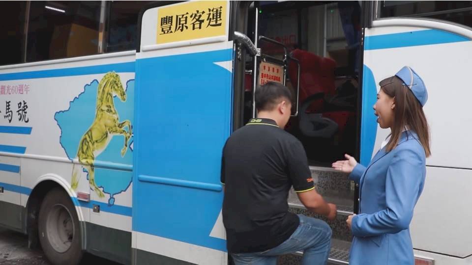 VIDEO: Bus attendants conjure up memories of old Taiwan
