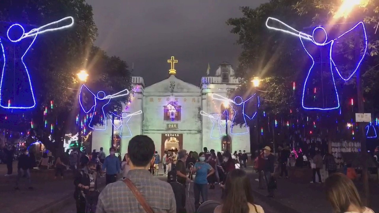 Crowd gathers outside historic church for Christmas procession