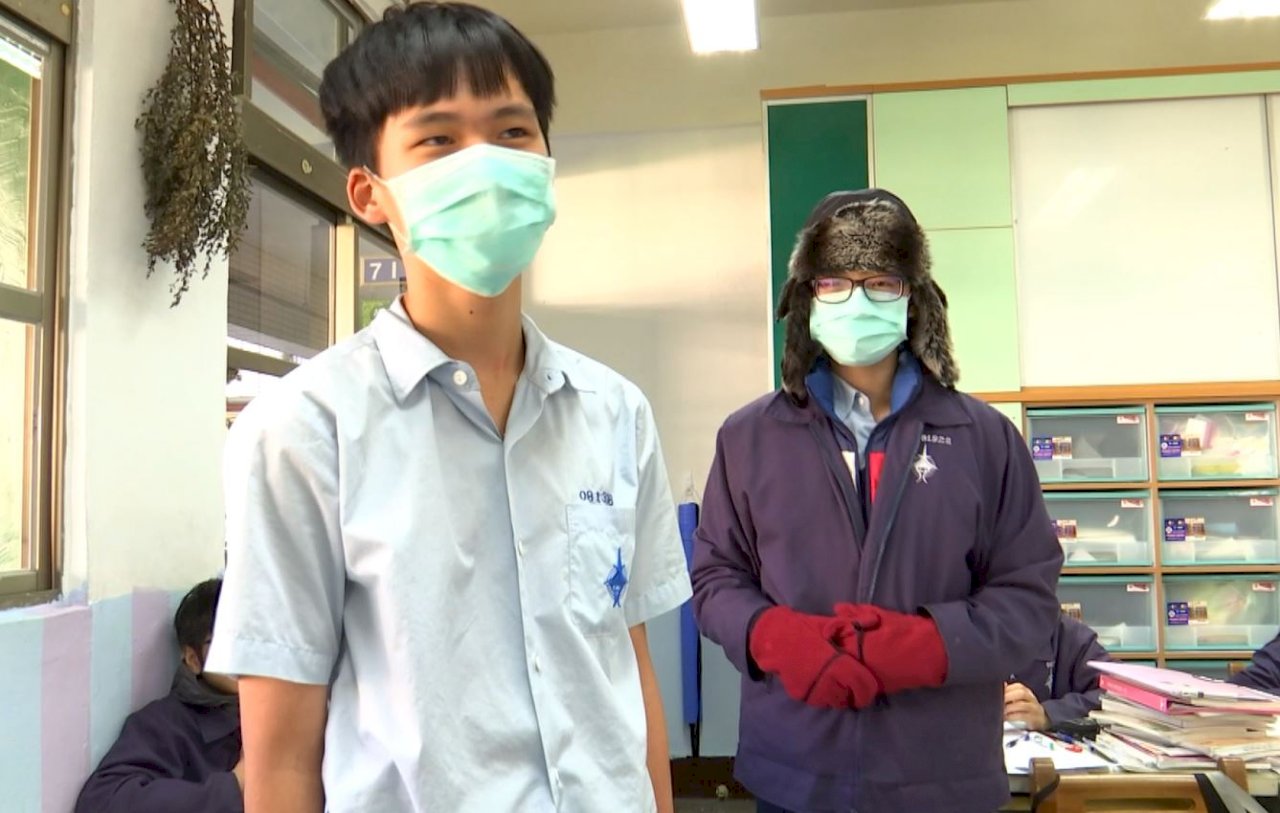 Group: Around 50% of schools don’t let students wear winter coats