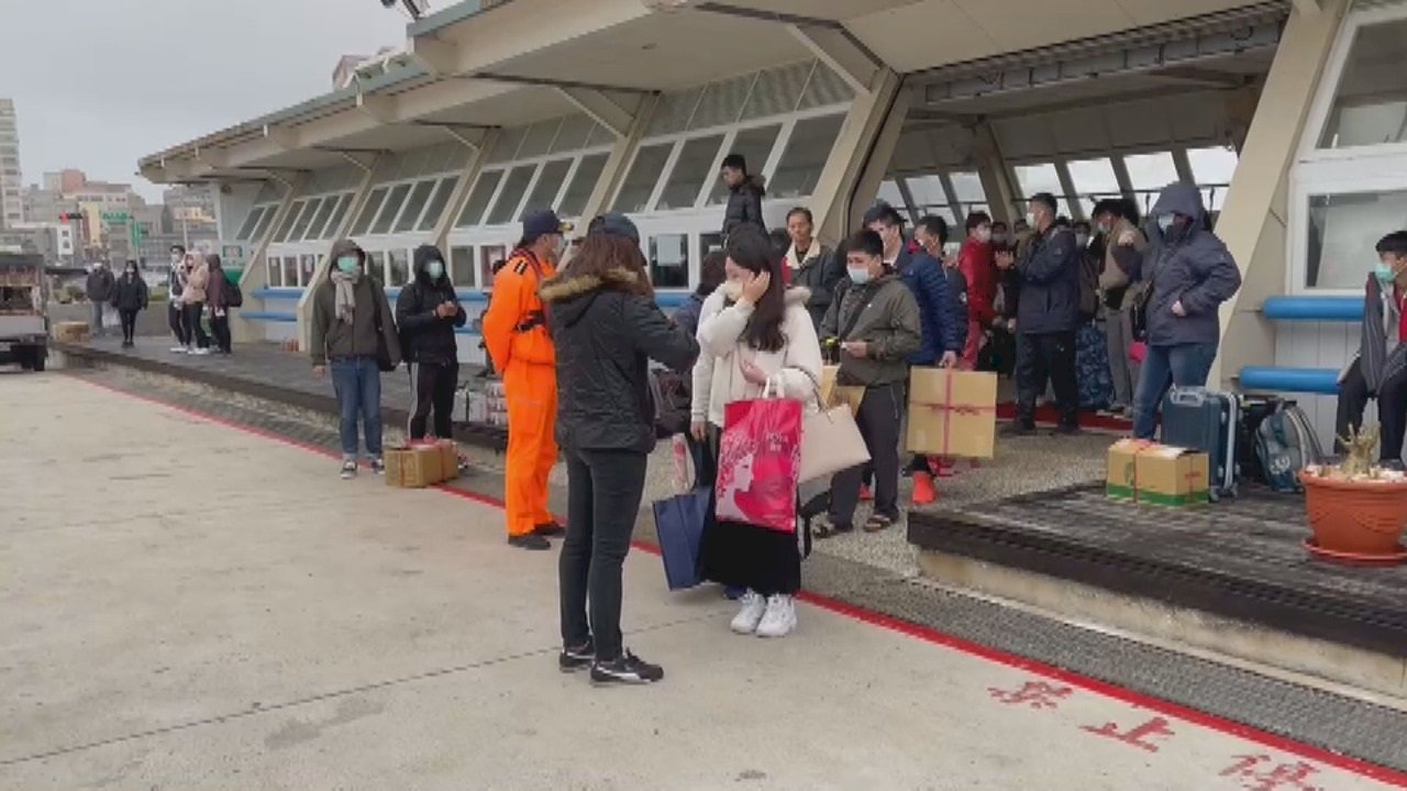 Air, sea routes clogged as Penghu Islanders head home for holiday