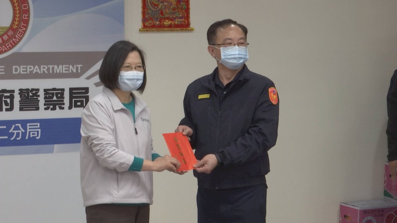 President visits police stations on first day of Lunar New Year