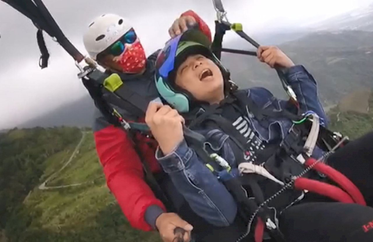 VIDEO: Can paragliding cure a fear of heights?