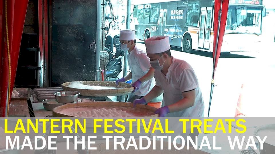VIDEO: Cooks make sticky rice dumplings the old-fashioned way