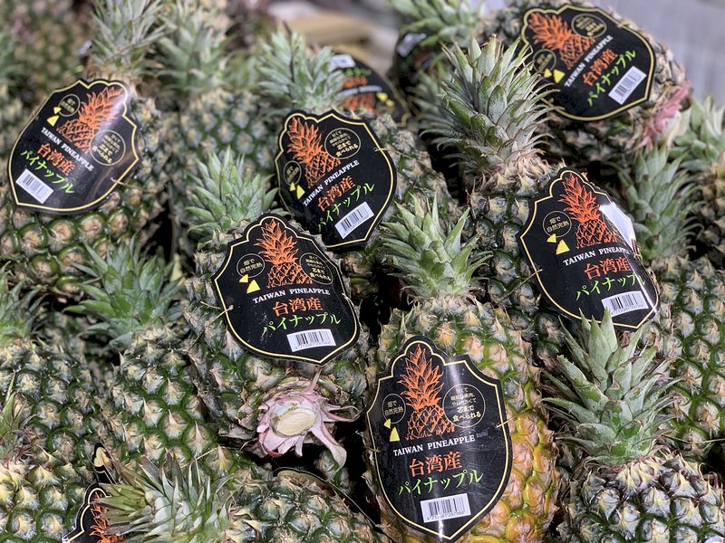 Overseas Taiwanese eager to buy pineapples from Taiwan