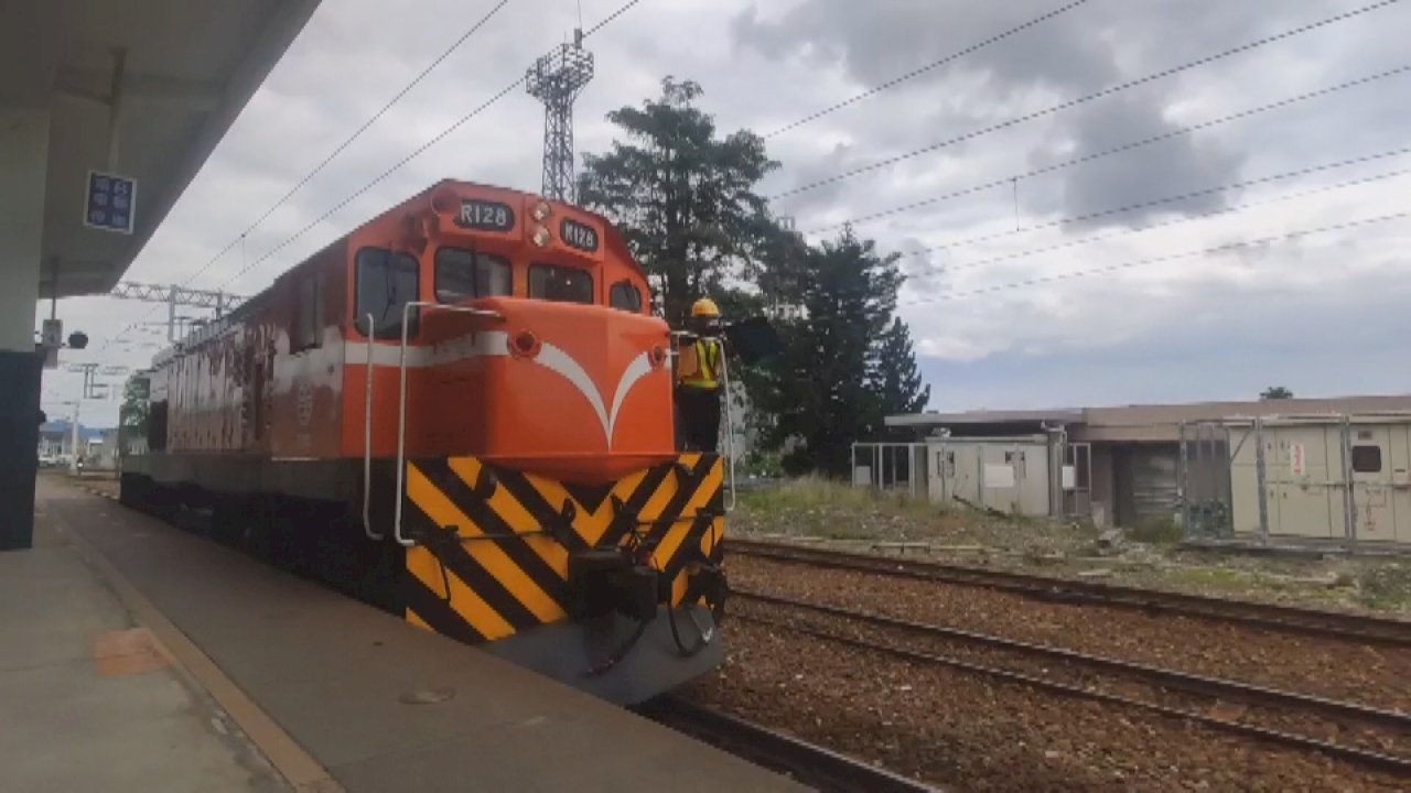VIDEO: Taiwan trains blow horn to remember Hualien crash victims