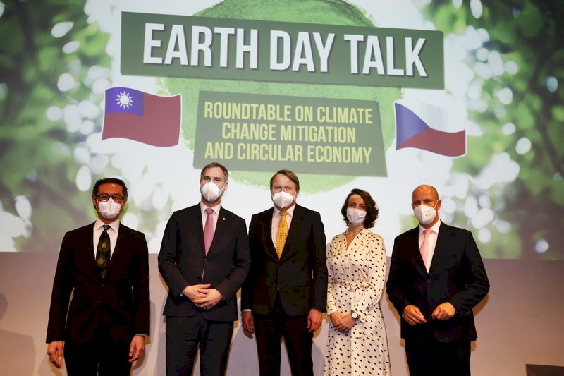 Taiwan officials and Prague officials hold environmental dialogue