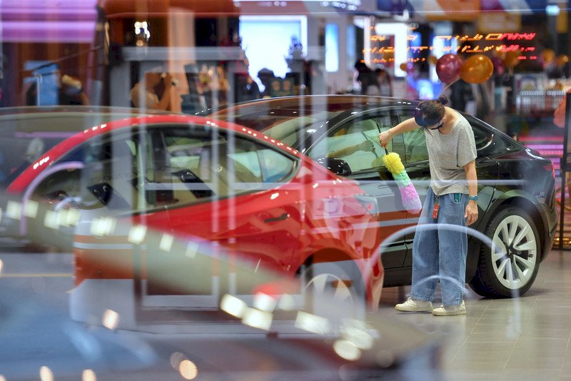 Manufacturing business sentiment drops to new 2-year low