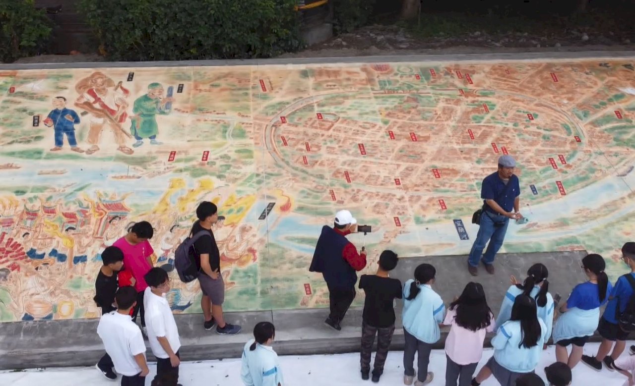 VIDEO: Professor produces famous painting in Yilan