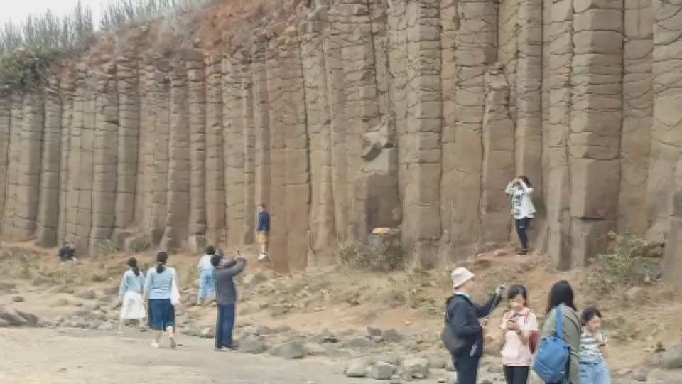 VIDEO: Tourists eager for selfies harm Penghu scenic spot