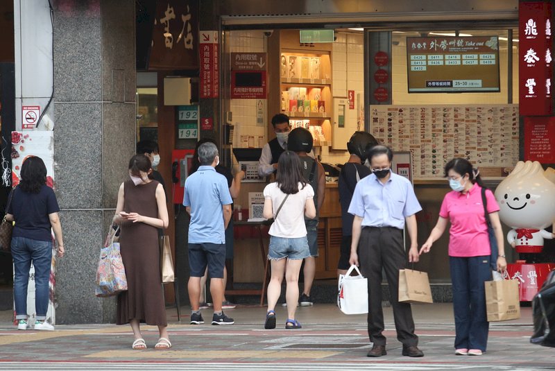 Taipei restaurants shift to take-out, delivery only on 5/24