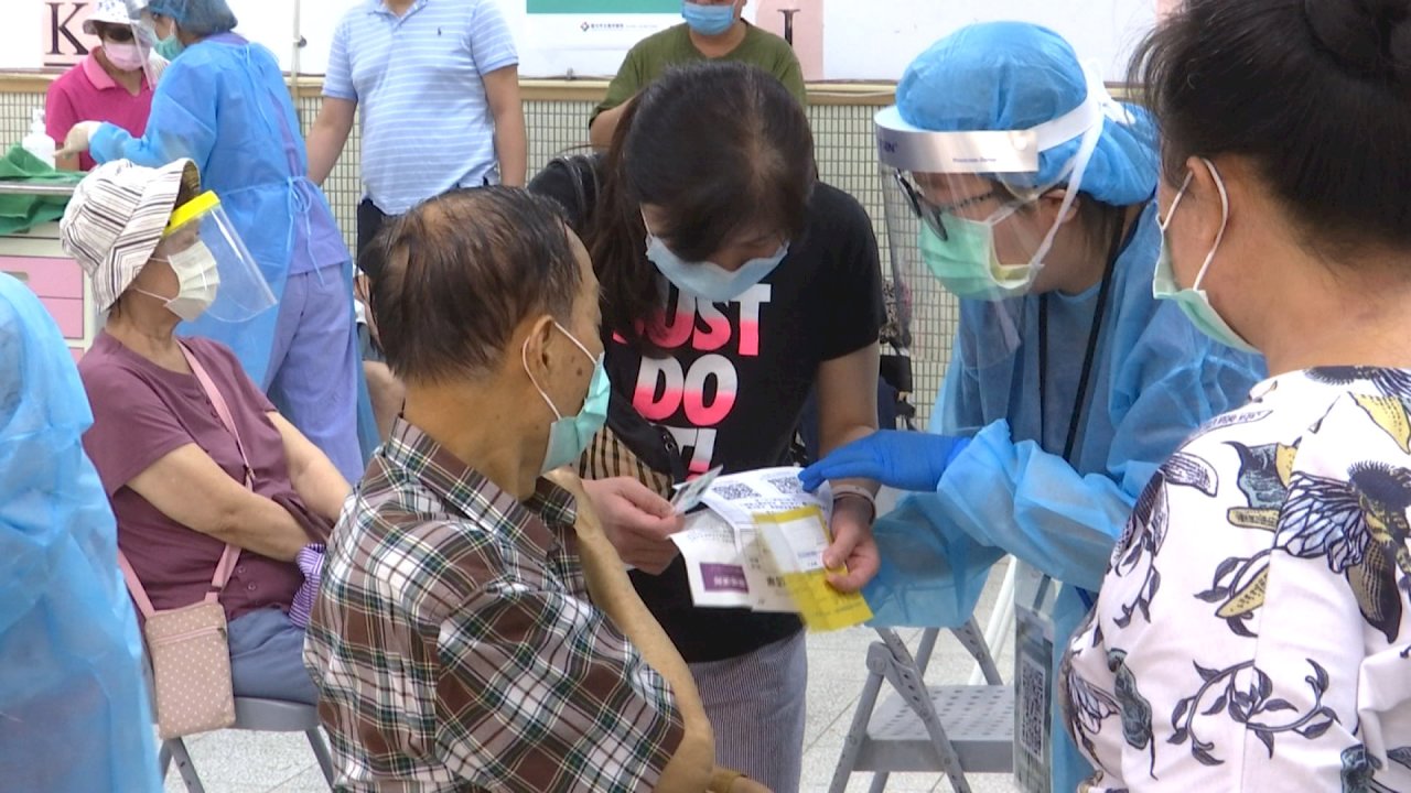 VIDEO: Hospital under fire for poorly-organized vaccination drive