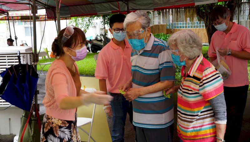 Elderly 65 years and older eligible to choose vaccine brands