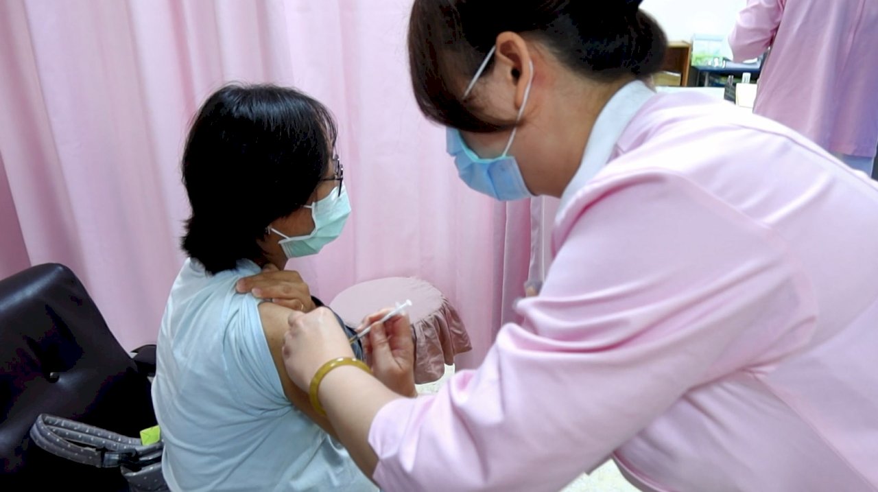 Video: Kaohsiung starts giving COVID vaccines to pregnant women