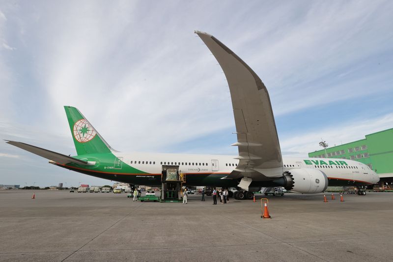 Transportation Ministry hopes to avoid EVA Air strike before LNY holiday