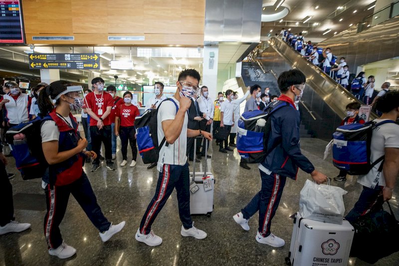 Sporting official offers to resign over Olympic flight controversy