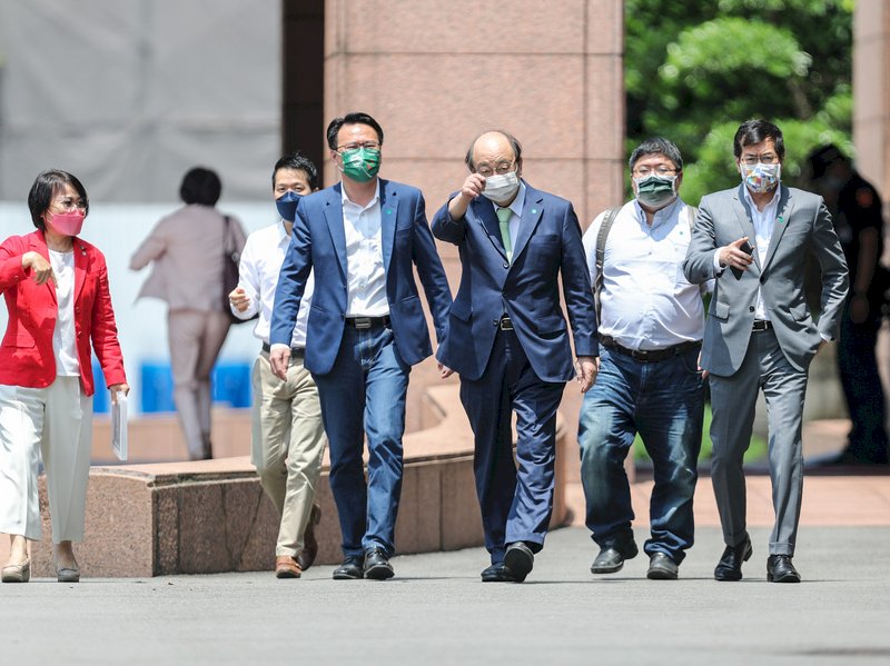 Cabinet meets with DPP lawmakers to discuss stimulus vouchers