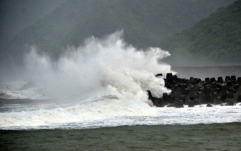 VIDEO: Huge waves draw spectators to Taiwan’s northern coast